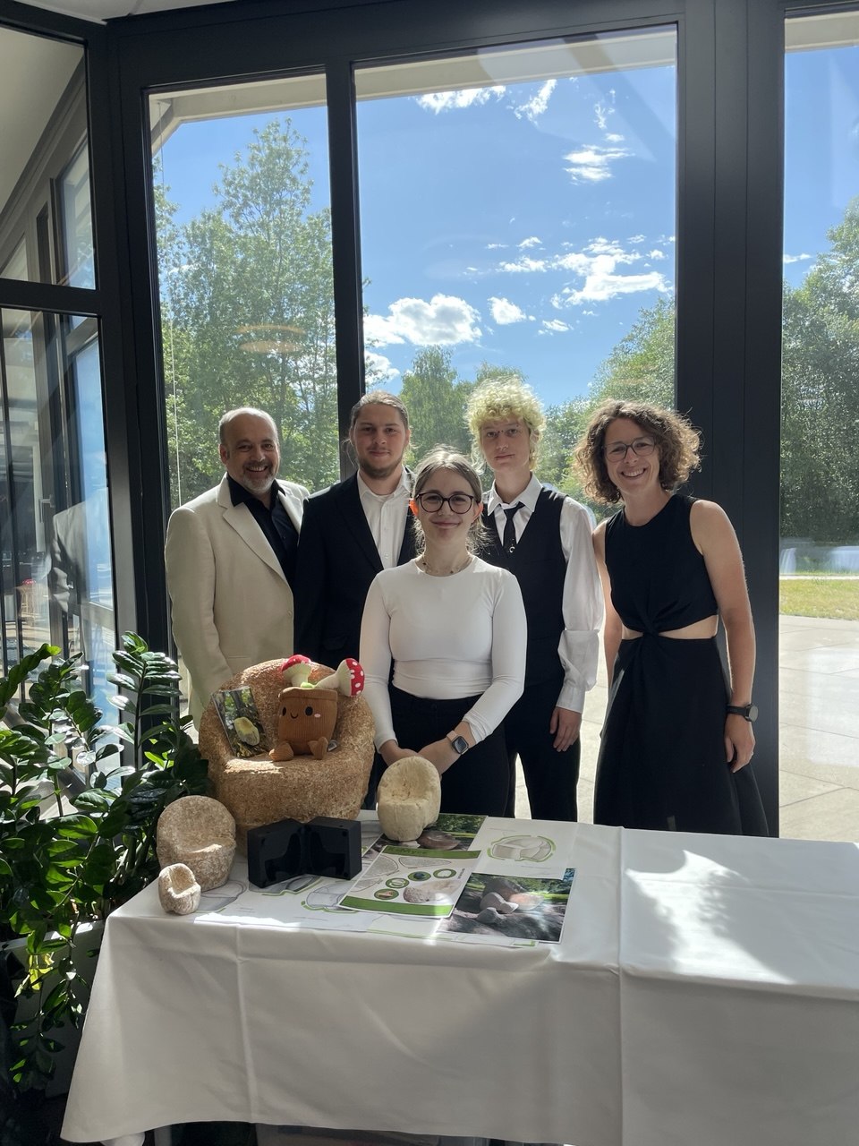 ReMyce-Team mit Projektmaterialien